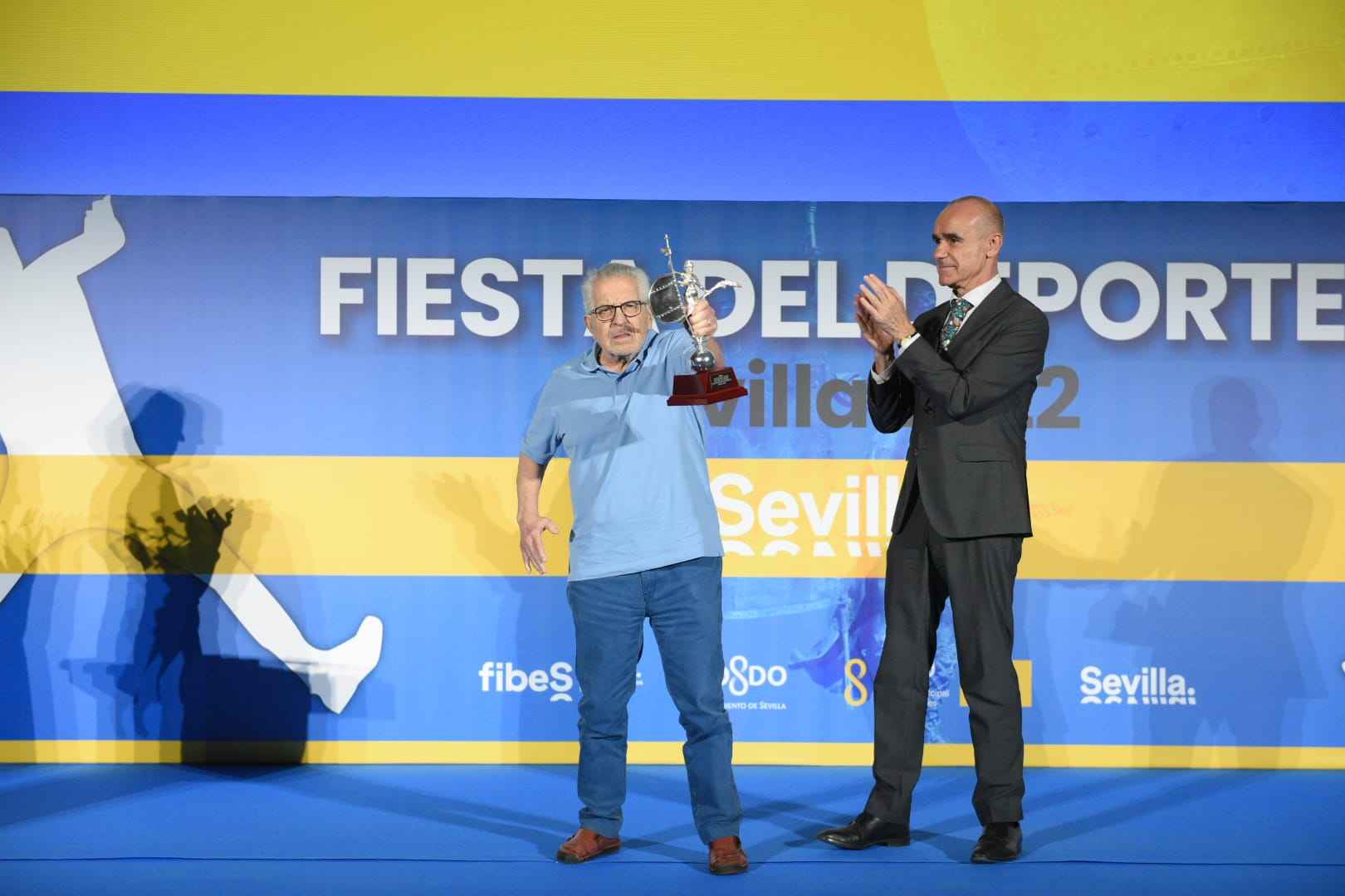 Manolo Muriel recoge el premio en la Fiesta del Deporte de Sevilla
