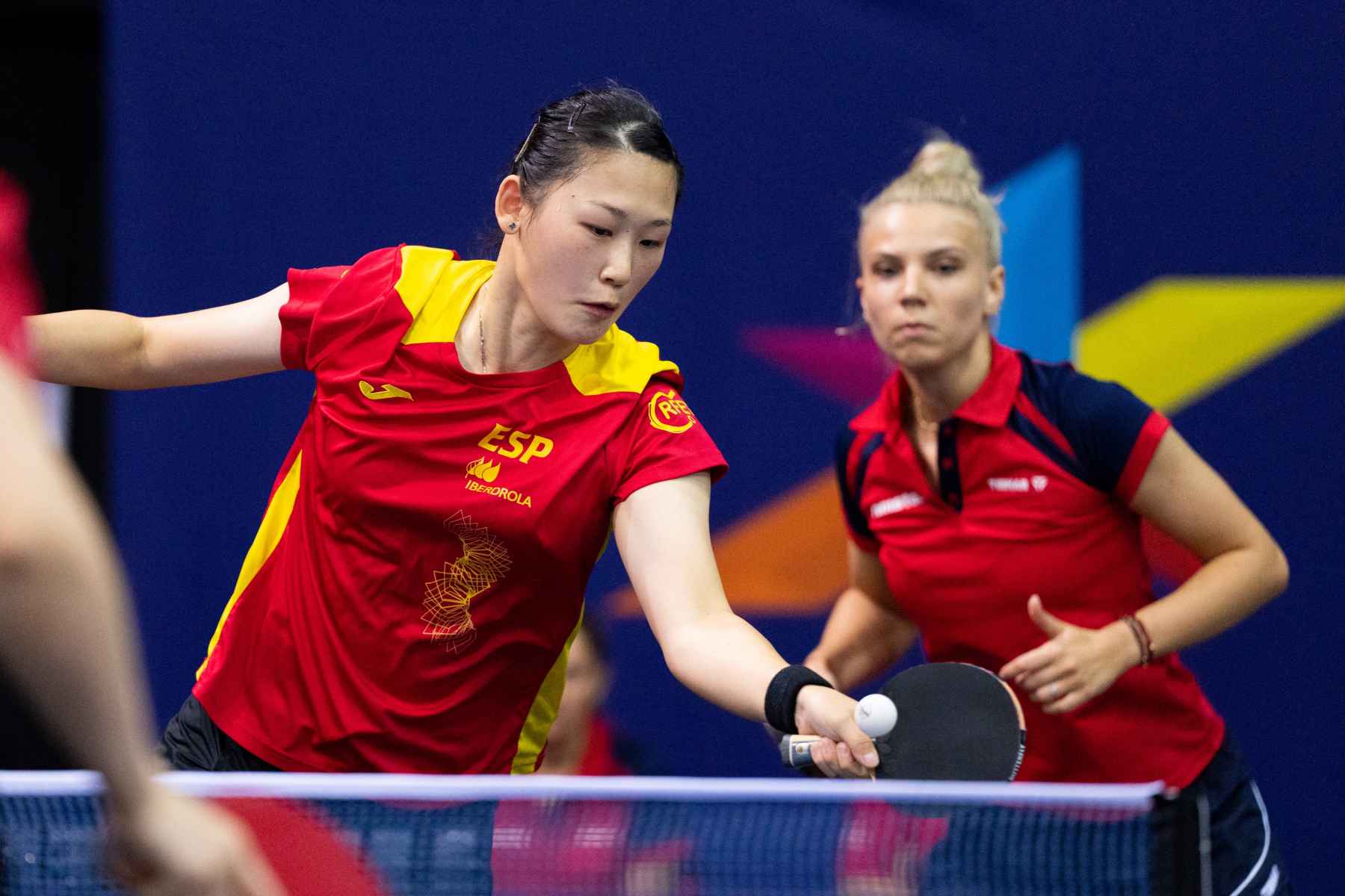 Maria Xiao y Adina Diaconu disputando la primera ronda en el Campeonato de Europa 2022 (Foto: Alvaro Diaz)